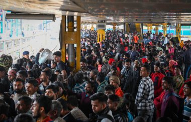 NEW DELHI, INDIA - 16 Şubat 2025 'te Yeni Delhi, Hindistan' da trenlere binerken veya inerken görülen kalabalık. İzdihamda en az 18 kişi öldü ve bir düzineden fazla kişi yaralandı. 