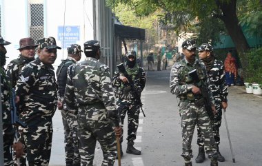NEW DELHI, INDIA - 16 Şubat 2025 'te Yeni Delhi, Hindistan' da New Delhi tren istasyonunda ölenlerin cesetlerinin bulunduğu LNJP Hastanesi Morgu 'nda ağır güvenlik personeli. 