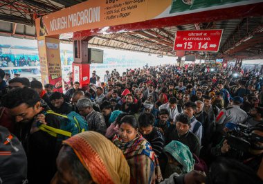 NEW DELHI, INDIA - 16 Şubat 2025 'te Yeni Delhi, Hindistan' da trenlere binerken veya inerken görülen kalabalık. İzdihamda en az 18 kişi öldü ve bir düzineden fazla kişi yaralandı. 