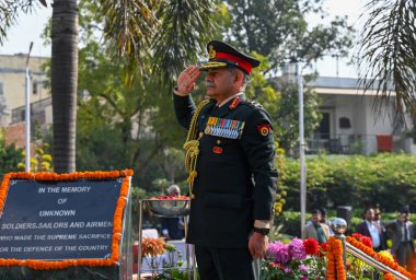 NOIDA, INDIA - 15 Şubat 2025: Ordu Genelkurmay Başkanı General Upendra Dwivedi, PVSM, AVSM, Shaheed Smarak, Sektör 29 'daki 42 şehide saygılarını sunmak amacıyla 15 Şubat 2025' te Hindistan 'ın Noida kentinde düzenlenen etkinlikte. (Fotoğraf: Sunil Ghosh / Hindustan Times) 