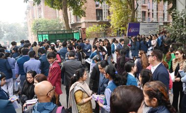 NEW DELHI, INDIA - 15 Şubat 2025 'te Hindistan' ın Yeni Delhi kentinde KG Marg 'da bulunan Vidya Bhavan Mehta Viyalaya' da yapılan ilk CBSE sınıf 10. kurul sınavı sırasında öğrencilerin ve ailelerinin görüntüsü.