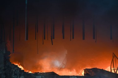 Noida Faz 2 'deki plastik granüllerden plastik torbalar üreten bir şirkette çıkan yangını söndüren itfaiyeciler, 15 Şubat 2025' te Noida, Hindistan 'da. 