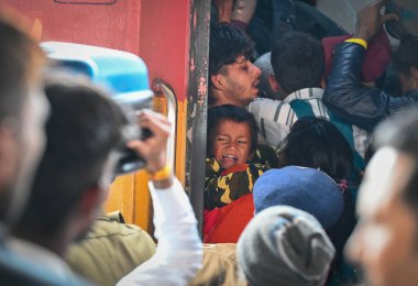 NEW DELHI, INDIA - 16 Şubat 2025 'te Yeni Delhi, Hindistan' da trenlere binerken veya inerken görülen kalabalık. İzdihamda en az 18 kişi öldü ve bir düzineden fazla kişi yaralandı. 