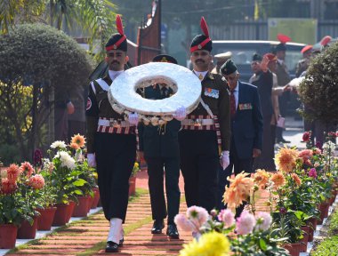 NOIDA, INDIA - 15 Şubat 2025: Ordu Genelkurmay Başkanı General Upendra Dwivedi, PVSM, AVSM, Shaheed Smarak, Sektör 29 'daki 42 şehide saygılarını sunmak amacıyla 15 Şubat 2025' te Hindistan 'ın Noida kentinde düzenlenen etkinlikte. (Fotoğraf: Sunil Ghosh / Hindustan Times) 