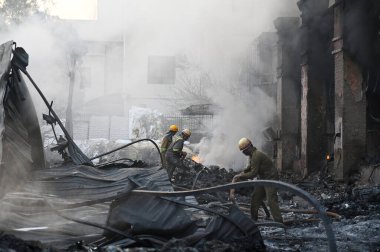 Noida Faz 2 'deki plastik granüllerden plastik torbalar üreten bir şirkette çıkan yangını söndüren itfaiyeciler, 15 Şubat 2025' te Noida, Hindistan 'da. 