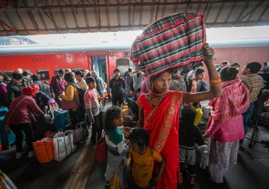NEW DELHI, INDIA - 16 Şubat 2025 'te Yeni Delhi, Hindistan' da trenlere binerken veya inerken görülen kalabalık. İzdihamda en az 18 kişi öldü ve bir düzineden fazla kişi yaralandı. 