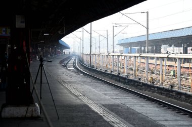 NEW DELHI, INDIA - 16 Şubat 2025 'te Yeni Delhi, Hindistan' daki Yeni Delhi Tren İstasyonu 'ndaki izdihamdan sonra, sabah 14 numaralı platformda tam bir sessizlik. En az 18 kişi öldü ve bir düzineden fazla kişi yaralandı. 