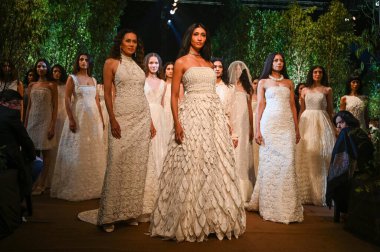 15 Şubat 2025 'te Gurugram, Hindistan' da, DLF 5. Aşama yakınlarındaki Golf Pisti Yolundaki Büyülü Orman temalı moda şovunda tasarımcı Payal Jain 'in sunduğu modeller sunar.. 