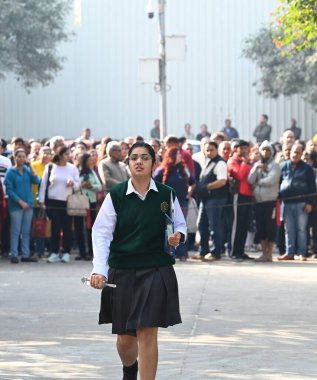 NEW DELHI, INDIA - 15 Şubat 2025: CBSE Sınavları İngilizce Kâğıtları ile başlar, öğrenciler 15 Şubat 2025 'te Hindistan' ın Yeni Delhi kentinde, Dwarka 'daki St. Marry Okulu' nun dışında görülürler..