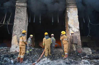 Noida Faz 2 'deki plastik granüllerden plastik torbalar üreten bir şirkette çıkan yangını söndüren itfaiyeciler, 15 Şubat 2025' te Noida, Hindistan 'da. 