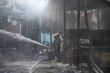 Noida Faz 2 'deki plastik granüllerden plastik torbalar üreten bir şirkette çıkan yangını söndüren itfaiyeciler, 15 Şubat 2025' te Noida, Hindistan 'da. 
