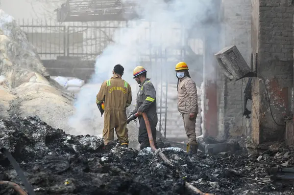 Noida Faz 2 'deki plastik granüllerden plastik torbalar üreten bir şirkette çıkan yangını söndüren itfaiyeciler, 15 Şubat 2025' te Noida, Hindistan 'da. 