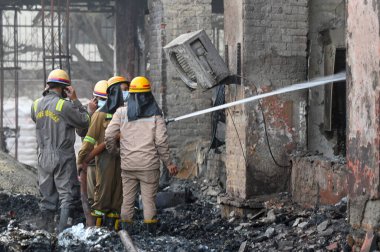 Noida Faz 2 'deki plastik granüllerden plastik torbalar üreten bir şirkette çıkan yangını söndüren itfaiyeciler, 15 Şubat 2025' te Noida, Hindistan 'da. 
