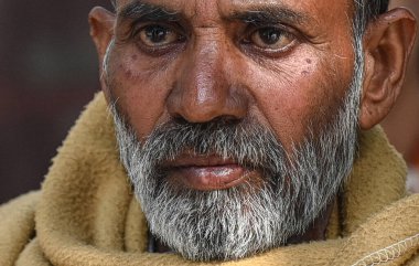 Sangeeta Malik 'in aile üyeleri (Haryana' dan ölen) RML hastanesinin morgunda yas tutuyorlardı, dün gece Yeni Delhi Tren İstasyonu 'ndaki izdihamdan sonra, 16 Şubat 2025' te, Yeni Delhi, Hindistan 'da.