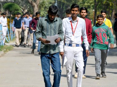 NOIDA, Hindistan - 15 Şubat 2025 'te Hindistan' ın Noida kentinde bulunan 30. Bölge DPS Devlet Okulu 'ndaki 10. sınıf İngilizce sınavına katılan öğrenciler muayene merkezinden ayrıldılar. Ortaöğretim Merkez Kurulu (CBSE) kurul sınavları