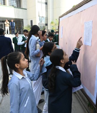 NEW DELHI, INDIA - 15 Şubat 2025: CBSE Sınavları İngilizce Kâğıtları ile başlar, öğrenciler 15 Şubat 2025 'te Hindistan' ın Yeni Delhi kentinde, Dwarka 'daki St. Marry Okulu' nun dışında görülürler..