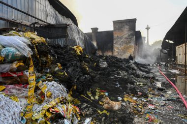 Noida Faz 2 'deki plastik granüllerden plastik torbalar üreten bir şirkette çıkan yangını söndüren itfaiyeciler, 15 Şubat 2025' te Noida, Hindistan 'da. 