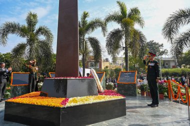 NOIDA, INDIA - 15 Şubat 2025: Ordu Genelkurmay Başkanı General Upendra Dwivedi, PVSM, AVSM, Shaheed Smarak, Sektör 29 'daki 42 şehide saygılarını sunmak amacıyla 15 Şubat 2025' te Hindistan 'ın Noida kentinde düzenlenen etkinlikte. (Fotoğraf: Sunil Ghosh / Hindustan Times) 