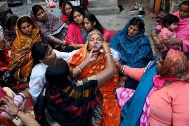 NEW DELHI, INDIA - 16 Şubat 2025: Sangam Vihar yakınlarındaki yeni Delhi tren istasyonunda 16 Şubat 2025 'te Hindistan' ın Yeni Delhi kentinde yaşanan ayaklanmadan sonra yas tutan Pinki Devi 'nin aile fertleri. 