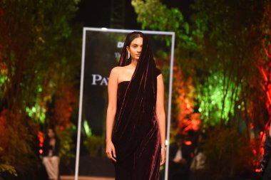 15 Şubat 2025 'te Hindistan' ın Gurugram şehrinde, DLF Golf ve Country Club yakınlarındaki Büyülü Orman teması üzerine bir moda gösterisi sırasında tasarımcı Payal Jain tarafından bir model sunulmaktadır.