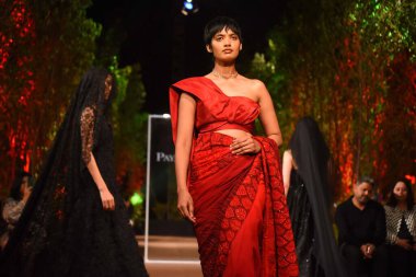 15 Şubat 2025 'te Hindistan' ın Gurugram şehrinde, DLF Golf ve Country Club yakınlarındaki Büyülü Orman teması üzerine bir moda gösterisi sırasında tasarımcı Payal Jain tarafından bir model sunulmaktadır.