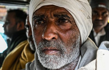 Sangeeta Malik 'in aile üyeleri (Haryana' dan ölen) RML hastanesinin morgunda yas tutuyorlardı, dün gece Yeni Delhi Tren İstasyonu 'ndaki izdihamdan sonra, 16 Şubat 2025' te, Yeni Delhi, Hindistan 'da.