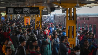 NEW DELHI, INDIA - 16 Şubat 2025 'te Yeni Delhi, Hindistan' da trenlere binerken veya inerken görülen kalabalık. İzdihamda en az 18 kişi öldü ve bir düzineden fazla kişi yaralandı. 