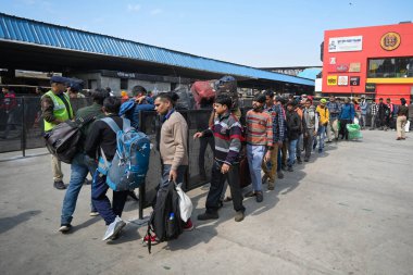 NEW DELHI, INDIA - 17 Şubat 2025 'te Yeni Delhi Tren İstasyonu üzerinde görülen yolcular, 17 Şubat 2025' te Yeni Delhi, Hindistan 'da 18 kişinin ölümüyle sonuçlanan Stampede' den bir gün sonra. 