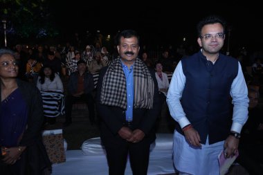 NEW DELHI, INDIA - JANUARY 17: Vikas Gupta Rohan Jaitley (mavi ceket), Delhi & Bölge Kriket Derneği (DDCA) Başkanı Bharatiyams Ragas (Yamuna Baskısı 3) Hint klasik müziği ve çevre bilincini kutluyor
