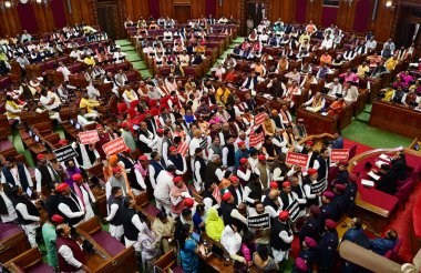 Samajwadi Partisi milletvekilleri protesto ederken Vali Anandiben Patel 18 Şubat 2025 tarihinde Hindistan 'ın Lucknow kentinde UP meclisinde bütçe toplantısının ilk gününde bir pankart gösterdiler.. 