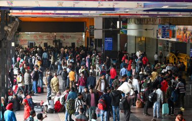 NEW DELHI, INDIA - 17 Şubat 2025 'te Yeni Delhi Tren İstasyonu üzerinde görülen yolcular, 17 Şubat 2025' te Yeni Delhi, Hindistan 'da 18 kişinin ölümüyle sonuçlanan Stampede' den bir gün sonra. 