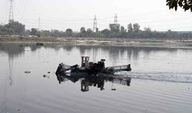 NEW DELHI, INDIA - 17 Şubat 2025: Yeni Delhi, Hindistan 'da 17 Şubat 2025 tarihinde, ITO yakınlarındaki Yamuna Nehri' nin temizlik çalışmaları sırasında çöp toplayıcıları. Yamuna Nehri 'nin temizliği Pazar günü dört aşamalı bir stratejiyle başladı..