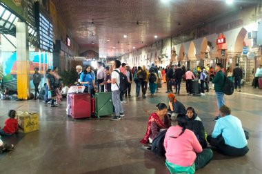 NEW DELHI, INDIA - 17 Şubat: Ağır yolcu kalabalığı 17 Şubat 2025 tarihinde Yeni Delhi, Hindistan 'da Eski Delhi Tren İstasyonu' nda toplanmaya devam ediyor. 