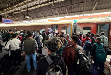 NEW DELHI, INDIA - 17 Şubat 2025 tarihinde Yeni Delhi, Hindistan 'da 18 kişinin ölümüyle sonuçlanan Stampede' den bir gün sonra Yeni Delhi Tren İstasyonu 'nda trene binmeye çalışan Yolcu kalabalığı. 