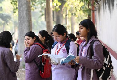 NEW DELHI, INDIA - 17 Şubat 2025 'te Hindistan' ın Yeni Delhi kentinde Kerala School KG Marg 'ında CBSE yönetim kurulu sınavının ilk günü öncesinde Lady Irwin ortaokul öğrencilerinin 12. sınıf okuması.