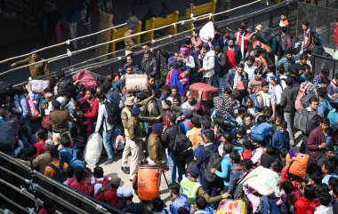 NEW DELHI, INDIA - 17 Şubat 2025 'te Yeni Delhi, Hindistan' da meydana gelen Stampede 'den bir gün sonra Yeni Delhi Tren İstasyonu üzerinde görülen Yolcu kalabalığı 18 kişinin ölümüyle sonuçlandı. 