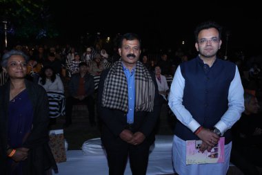 NEW DELHI, INDIA - JANUARY 17: Vikas Gupta Rohan Jaitley (mavi ceket), Delhi & Bölge Kriket Derneği (DDCA) Başkanı Bharatiyams Ragas (Yamuna Baskısı 3) Hint klasik müziği ve çevre bilincini kutluyor