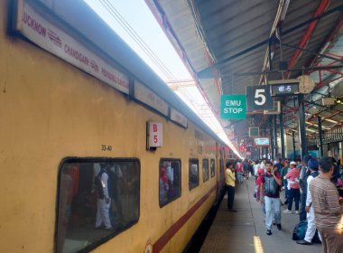 NEW DELHI, INDIA - 17 Şubat: Ağır yolcu kalabalığı 17 Şubat 2025 tarihinde Yeni Delhi, Hindistan 'da Eski Delhi Tren İstasyonu' nda toplanmaya devam ediyor. 