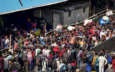NEW DELHI, INDIA - 17 Şubat 2025 'te Yeni Delhi, Hindistan' da meydana gelen Stampede 'den bir gün sonra Yeni Delhi Tren İstasyonu üzerinde görülen Yolcu kalabalığı 18 kişinin ölümüyle sonuçlandı. 