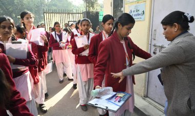 NEW DELHI, INDIA - 17 Şubat 2025 'te Hindistan' ın Yeni Delhi kentinde bulunan Atal Adarsh Vidyalaya Lodhi Konutları 'nda CBSE Beden Eğitimi Sınav Kurulunun ilk gününde 12. sınıf öğrencileri muayene merkezine ulaştı. Merkez Kurul