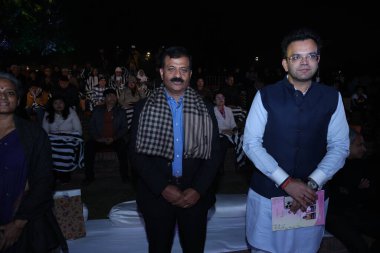 NEW DELHI, INDIA - JANUARY 17: Vikas Gupta Rohan Jaitley (mavi ceket), Delhi & Bölge Kriket Derneği (DDCA) Başkanı Bharatiyams Ragas (Yamuna Baskısı 3) Hint klasik müziği ve çevre bilincini kutluyor