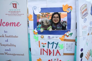 NEW DELHI, INDIA - 28 HAZİRAN 2025: Ziyaretçiler Bharat Parv 2025 'te, Kızıl Kale' de, 28 Ocak 2025 'te, Yeni Delhi, Hindistan' da eğleniyorlar. Bharat Parv 2025, Hindistan 'ın kültür ve mirasının altı günlük bir kutlaması..