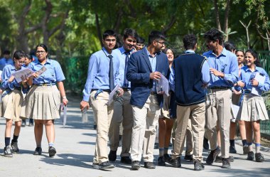 17 Şubat 2025 'te Hindistan' ın Noida kentinde bulunan DPS Devlet Okulu, 30. Bölge 'deki 12. Sınıf Beden Eğitimi Sınavı' na katılan öğrenciler sınav merkezinden ayrıldılar.. 