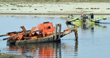 NEW DELHI, INDIA - 17 Şubat 2025 'te Yeni Delhi, Hindistan' da Yamuna Nehri 'nin temizleme operasyonu gerçekleştirilmiştir. Yamuna Nehri 'nin temizliği Pazar günü dört aşamalı bir stratejiyle başladı.