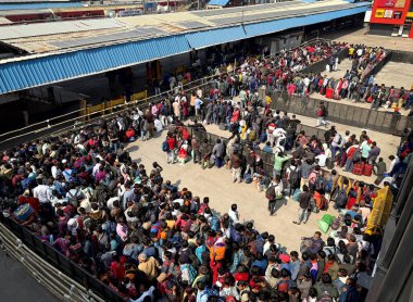 NEW DELHI, INDIA - 17 Şubat 2025 'te Yeni Delhi, Hindistan' da meydana gelen Stampede 'den bir gün sonra Yeni Delhi Tren İstasyonu üzerinde görülen Yolcu kalabalığı 18 kişinin ölümüyle sonuçlandı. 