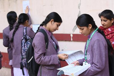 NEW DELHI, INDIA - 15 Şubat 2025 tarihinde Hindistan 'ın Yeni Delhi kentinde KG Marg' daki Kerala Okulu 'nda ilk CBSE sınıf 10. kurul sınavına katılmadan önce Bayan Irwin okulu öğrencileri tartışır.. 