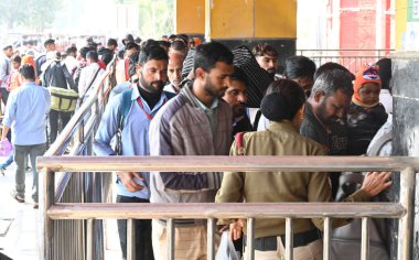 NEW DELHI, INDIA - 17 Şubat: Ağır yolcu kalabalığı 17 Şubat 2025 tarihinde Yeni Delhi, Hindistan 'da Eski Delhi Tren İstasyonu' nda toplanmaya devam ediyor. 