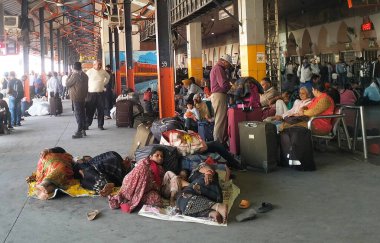 NEW DELHI, INDIA - 17 Şubat: Ağır yolcu kalabalığı 17 Şubat 2025 tarihinde Yeni Delhi, Hindistan 'da Eski Delhi Tren İstasyonu' nda toplanmaya devam ediyor. 
