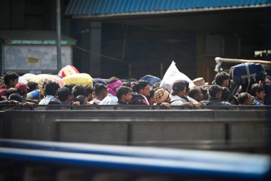 NEW DELHI, INDIA - 17 Şubat 2025 'te Yeni Delhi Tren İstasyonu üzerinde görülen yolcular, 17 Şubat 2025' te Yeni Delhi, Hindistan 'da 18 kişinin ölümüyle sonuçlanan Stampede' den bir gün sonra. 