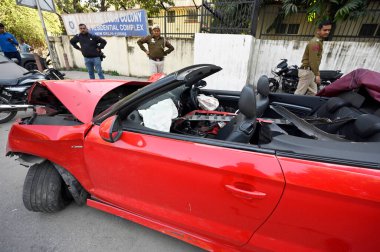 Hızlı giden bir Audi arabası, 18 Şubat 2025 'te Yeni Delhi, Hindistan' da bulunan Delhi 'deki Jorbagh postanesinin önünde scooterlarına çarpan iki kişiyi ciddi şekilde yaraladı.. 